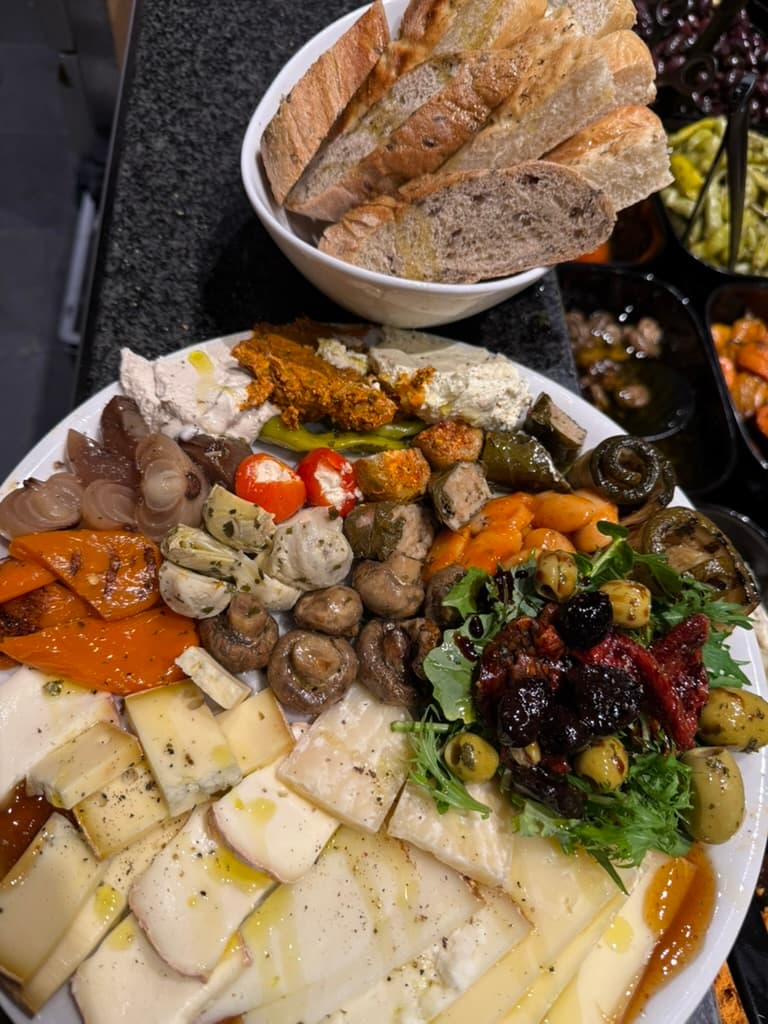 Käse-/ Antipastiplatte